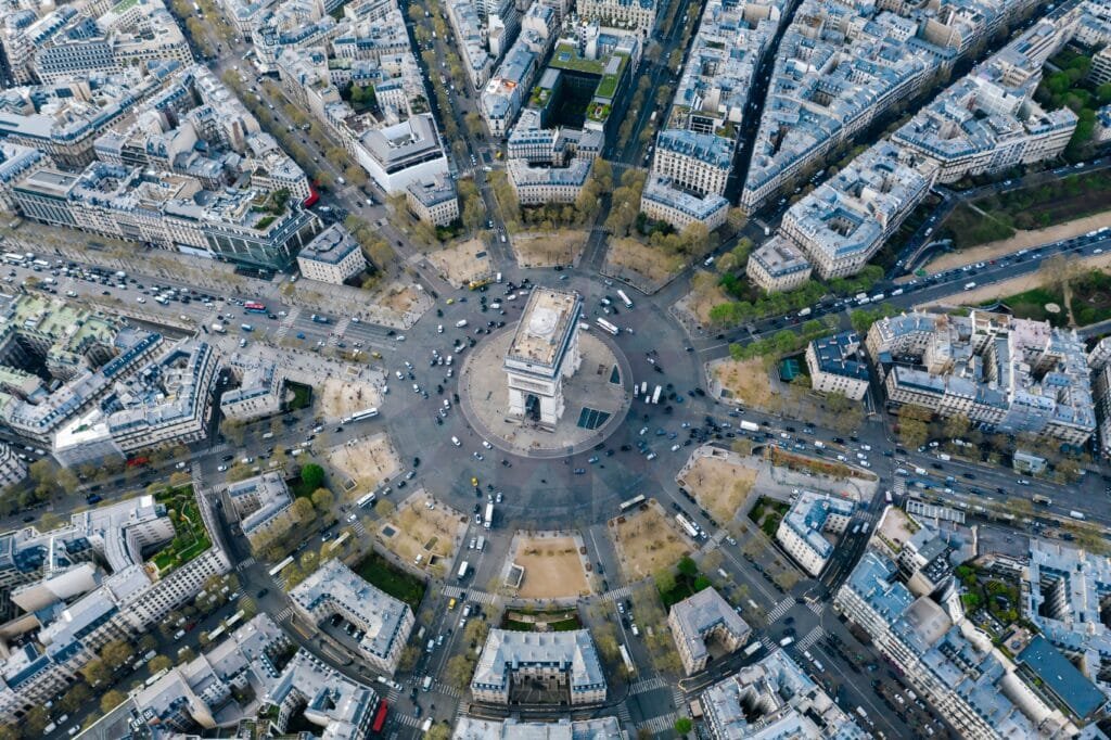تخطيط باريس الهوسماني: شق الجادات العريضة (Boulevards) لتفكيك النسيج القروسطي المظلم، مما سمح بتدوير الهواء والشمس لمنع الكوليرا وسهل حركة القوات العسكرية.