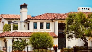 دليل معماري وسلوكي يوضح كيفية اختيار المسكن المناسب لنمط حياتك وعائلتك، مع تحليل توزيع الفراغات، المرونة السكنية، والمفاضلة بين البناء والشراء الجاهز.