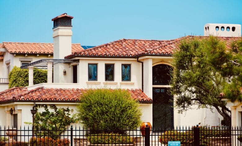 دليل معماري وسلوكي يوضح كيفية اختيار المسكن المناسب لنمط حياتك وعائلتك، مع تحليل توزيع الفراغات، المرونة السكنية، والمفاضلة بين البناء والشراء الجاهز.
