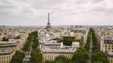 قراءة تاريخية ونظرية في كيفية تشكيل الخوف والأوبئة والحروب لمخططات المدن القديمة، من أزقة العصور الوسطى وإصلاحات باريس إلى الفناء الإسلامي وعمران الأزمات.